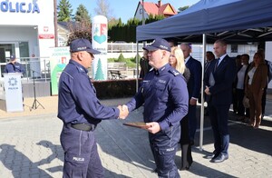 mł.insp. Maciej Gawryś wręcza symboliczne klucze Kierownikowi PP Jodłowa