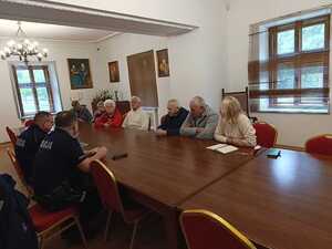 Policjanci podczas spotkania z Seniorami